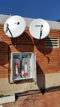 Antena Parab&oacute;lica y Multiconmutador